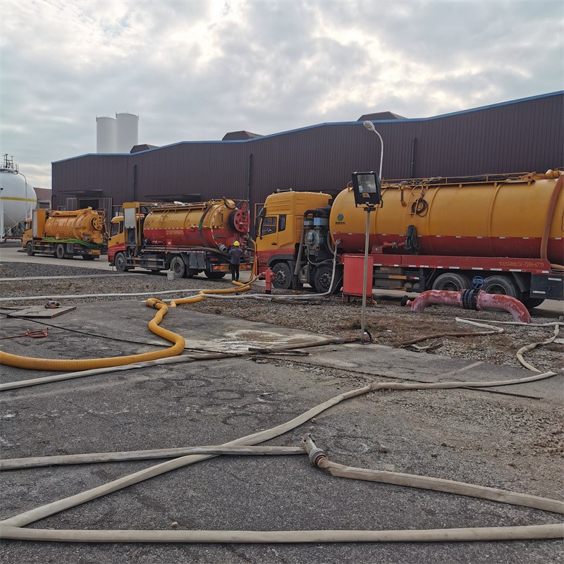 中平镇污水池清理