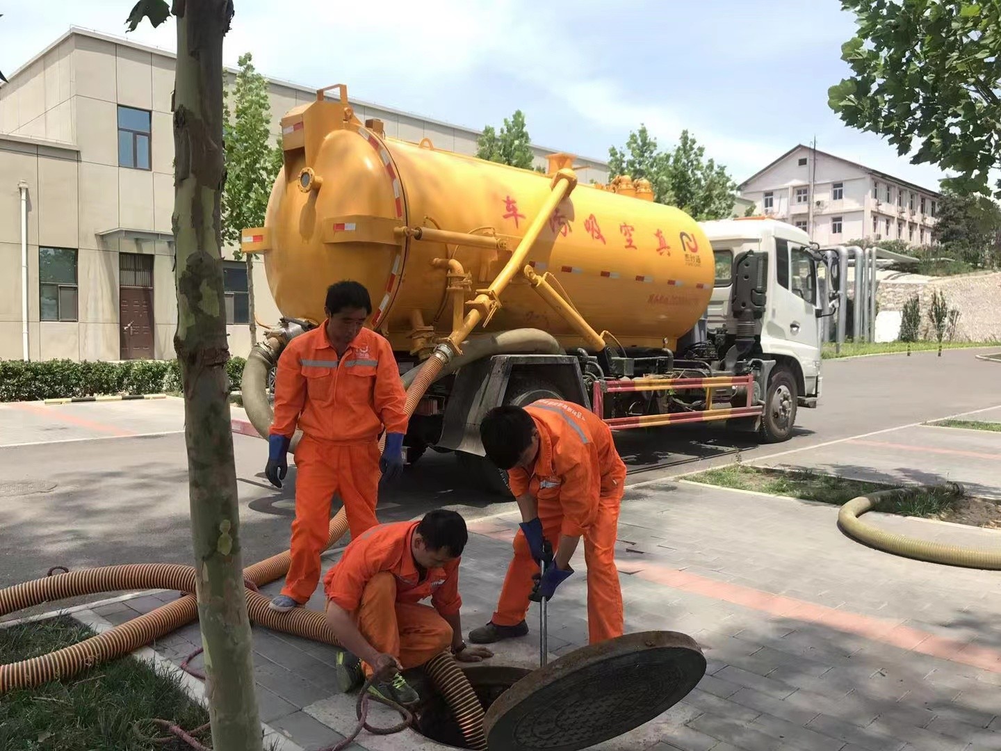 中平镇管道疏通车停在窨井附近