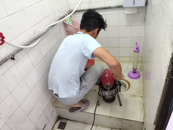 中平镇肥皂掉到马桶里把马桶堵住了怎么办？马桶堵住了怎么办